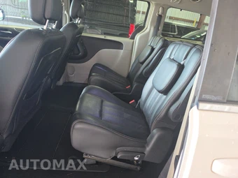 2011 Chrysler Town & Country Touring L 121.2" WB - miniatura 13