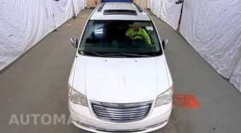 2011 Chrysler Town & Country Touring L 121.2" WB - miniatura 2
