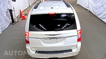 2011 Chrysler Town & Country Touring L 121.2" WB - miniatura 5