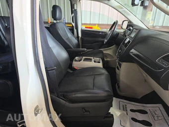 2011 Chrysler Town & Country Touring L 121.2" WB - miniatura 8