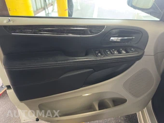 2011 Chrysler Town & Country Touring L 121.2" WB - miniatura 9
