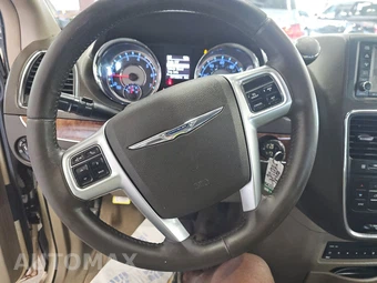 2011 Chrysler Town & Country Touring L 121.2" WB – miniatura 10