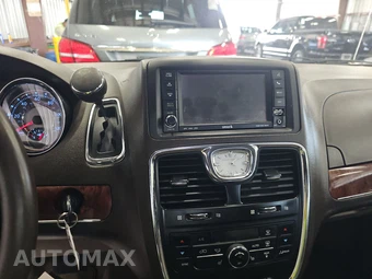 2011 Chrysler Town & Country Touring L 121.2" WB – miniatura 11