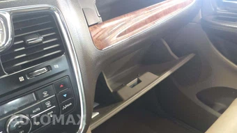 2011 Chrysler Town & Country Touring L 121.2" WB – miniatura 25