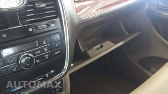 2011 Chrysler Town & Country Touring L 121.2" WB – miniatura 28