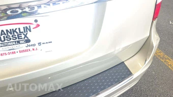 2011 Chrysler Town & Country Touring L 121.2" WB – miniatura 32