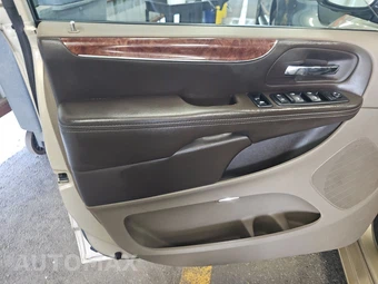 2011 Chrysler Town & Country Touring L 121.2" WB – miniatura 9