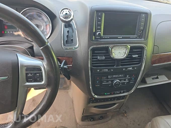 2011 Chrysler Town & Country Touring L 121.2" WB - miniatura 11
