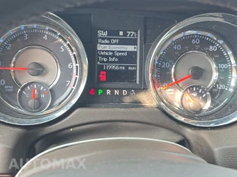 2011 Chrysler Town & Country Touring L 121.2" WB - miniatura 12