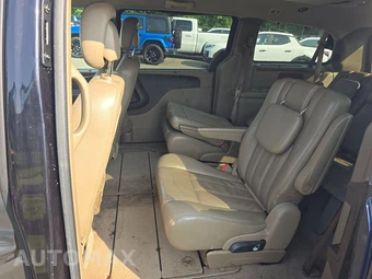 2011 Chrysler Town & Country Touring L 121.2" WB - miniatura 13