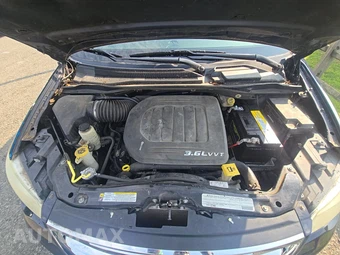 2011 Chrysler Town & Country Touring L 121.2" WB - miniatura 16