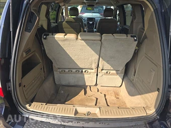 2011 Chrysler Town & Country Touring L 121.2" WB - miniatura 17
