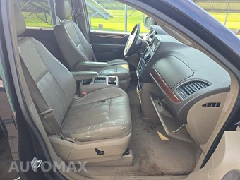 2011 Chrysler Town & Country Touring L 121.2" WB - miniatura 8