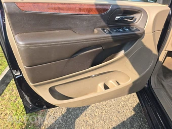 2011 Chrysler Town & Country Touring L 121.2" WB - miniatura 9