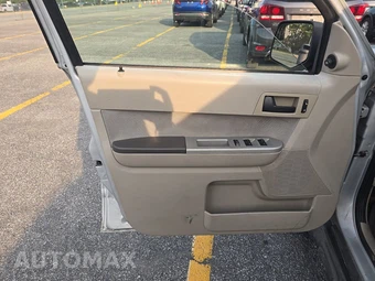 2011 Ford Escape XLT – miniatura 9