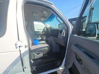 2011 Ford Super Duty E-350 Wagon XL 138.0" WB - miniatura 20