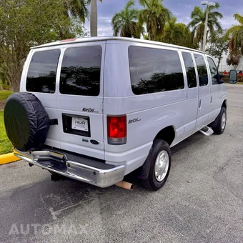 2011 Ford Super Duty E-350 Wagon XLT 138.0" WB - miniatura 10
