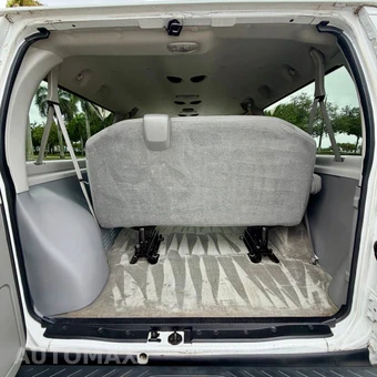 2011 Ford Super Duty E-350 Wagon XLT 138.0" WB - miniatura 100