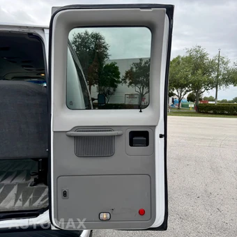 2011 Ford Super Duty E-350 Wagon XLT 138.0" WB - miniatura 102