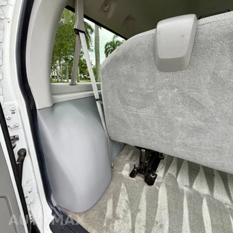 2011 Ford Super Duty E-350 Wagon XLT 138.0" WB - miniatura 104