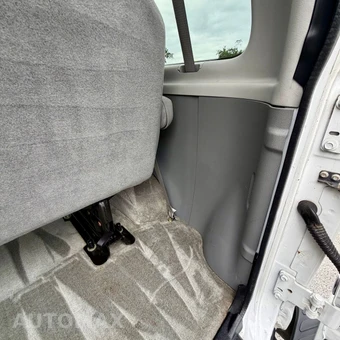 2011 Ford Super Duty E-350 Wagon XLT 138.0" WB - miniatura 105