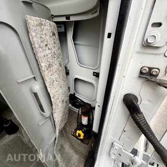 2011 Ford Super Duty E-350 Wagon XLT 138.0" WB - miniatura 106