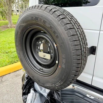 2011 Ford Super Duty E-350 Wagon XLT 138.0" WB - miniatura 109