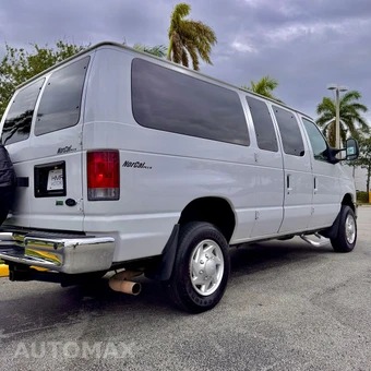 2011 Ford Super Duty E-350 Wagon XLT 138.0" WB - miniatura 11