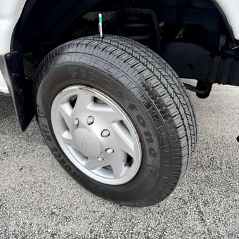2011 Ford Super Duty E-350 Wagon XLT 138.0" WB - miniatura 122