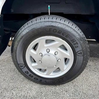 2011 Ford Super Duty E-350 Wagon XLT 138.0" WB - miniatura 124
