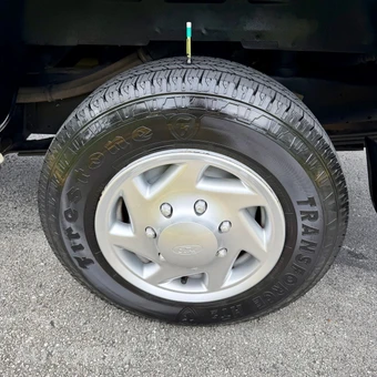 2011 Ford Super Duty E-350 Wagon XLT 138.0" WB - miniatura 126