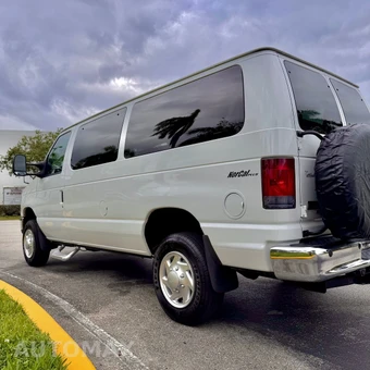 2011 Ford Super Duty E-350 Wagon XLT 138.0" WB - miniatura 15