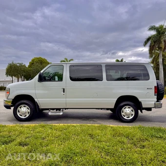 2011 Ford Super Duty E-350 Wagon XLT 138.0" WB - miniatura 16
