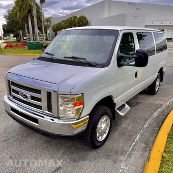 2011 Ford Super Duty E-350 Wagon XLT 138.0" WB - miniatura 17