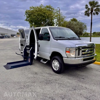 2011 Ford Super Duty E-350 Wagon XLT 138.0" WB - miniatura 2