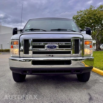 2011 Ford Super Duty E-350 Wagon XLT 138.0" WB - miniatura 20