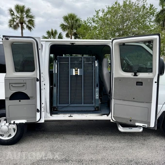 2011 Ford Super Duty E-350 Wagon XLT 138.0" WB - miniatura 21