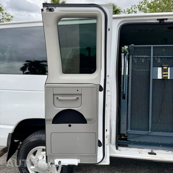 2011 Ford Super Duty E-350 Wagon XLT 138.0" WB - miniatura 22