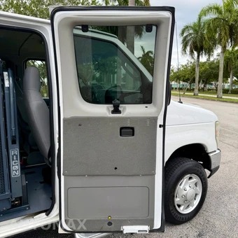 2011 Ford Super Duty E-350 Wagon XLT 138.0" WB - miniatura 23