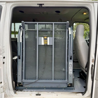 2011 Ford Super Duty E-350 Wagon XLT 138.0" WB - miniatura 24