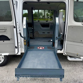 2011 Ford Super Duty E-350 Wagon XLT 138.0" WB - miniatura 26