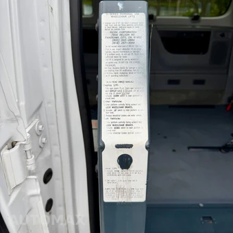2011 Ford Super Duty E-350 Wagon XLT 138.0" WB - miniatura 28