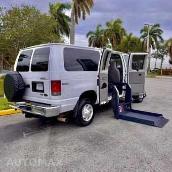2011 Ford Super Duty E-350 Wagon XLT 138.0" WB - miniatura 3