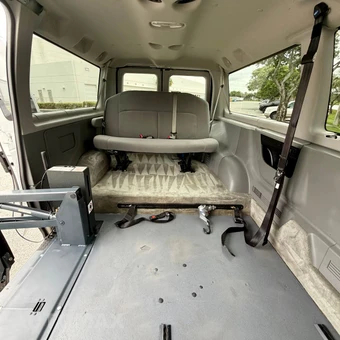 2011 Ford Super Duty E-350 Wagon XLT 138.0" WB - miniatura 36