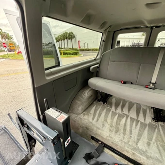 2011 Ford Super Duty E-350 Wagon XLT 138.0" WB - miniatura 37