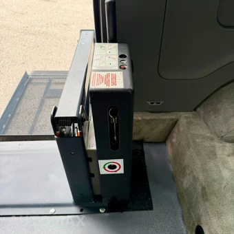 2011 Ford Super Duty E-350 Wagon XLT 138.0" WB - miniatura 38