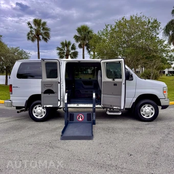 2011 Ford Super Duty E-350 Wagon XLT 138.0" WB - miniatura 4