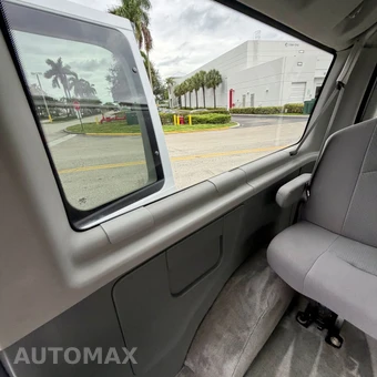 2011 Ford Super Duty E-350 Wagon XLT 138.0" WB - miniatura 41