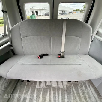 2011 Ford Super Duty E-350 Wagon XLT 138.0" WB - miniatura 42