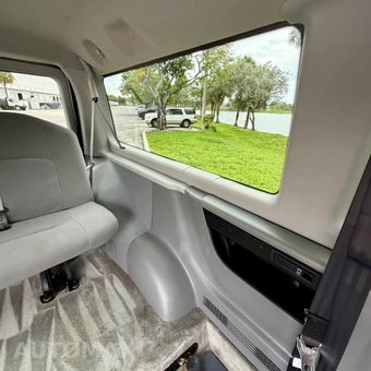 2011 Ford Super Duty E-350 Wagon XLT 138.0" WB - miniatura 44